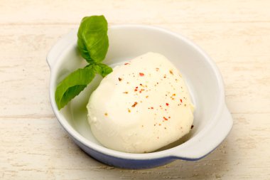Fesleğen yaprakları ile Mozzarella peyniri
