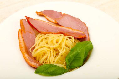 Ördek göğsü ile makarna