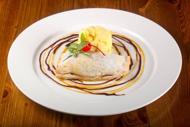 Apple strudel dondurma ile