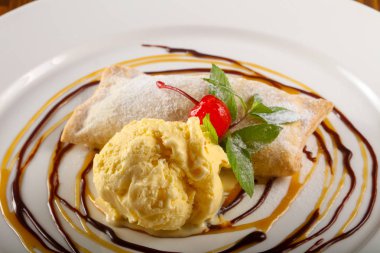 Apple strudel dondurma ile
