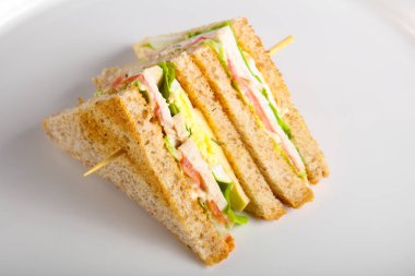 Club sandviç et, peynir ve sebze ile