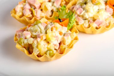 Tartı catering için Rus salatası ile