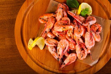 Limon ve otlar ile haşlanmış karides