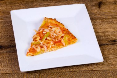 Pizza sarı dolmalık biber ile