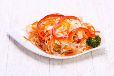 Kabın içinde geleneksel fermente lahana lahana turşusu