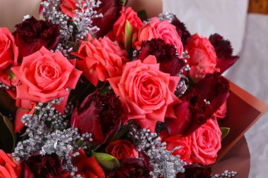 Diğer çiçeklerle birlikte taze güller.