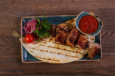 Domuz kebap Barbekü otlar ve ekmek servis