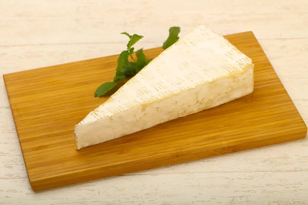 Queso Brie Sobre Tabla Madera — Foto de Stock