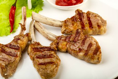 Salata yaprakları servis domates soslu kuzu ızgara