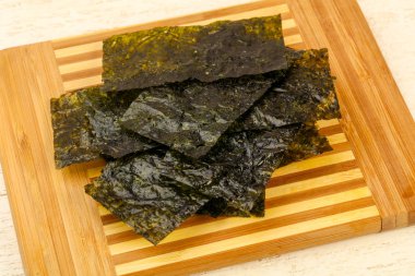 Ahşap arka plan üzerinde fiş gevrek Nori yaprak