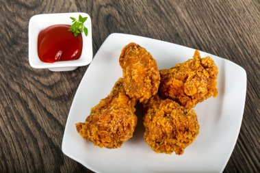 Ketçap ile çıtır tavuk kanatları