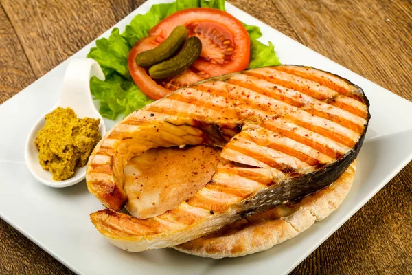 Salmone Alla Griglia Con Pomodoro Cetriolo Sul Pane Pita — Foto Stock