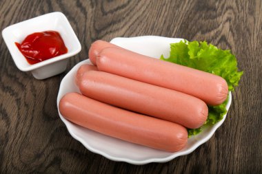 Salata ve ketçap ile sosis haşlama