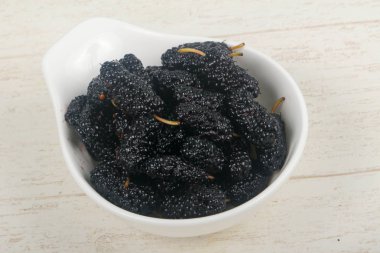 Ahşap arka plan üzerinde siyah dut yığın