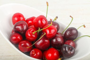 Kabın içinde tatlı kiraz