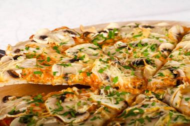 Sıcak lezzetli mantar pizza