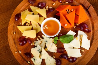 Peynir tabağı ile bal ve sedir fındık