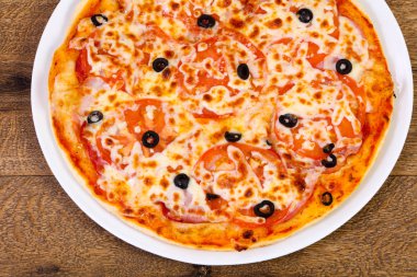 Margarita pizza zeytin, domates ve peynir ile