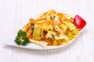 Kabın içinde geleneksel fermente lahana lahana turşusu