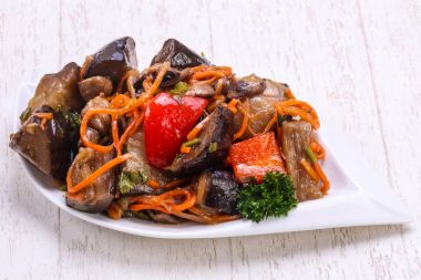 Kabın içinde turşu turşusu patlıcan