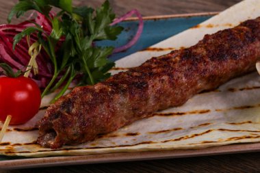 Domuz kebap et sosu ve ekmek ile