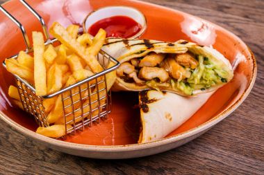 Domuz eti Burrito Fransız patates ile