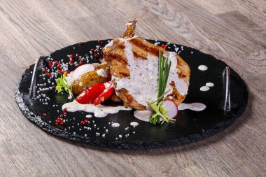 Peynir soslu domuz eti sebze devam eder.