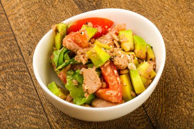 Domates soslu ton balığı ve avokado salatası.