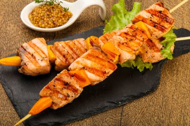 Dijon mustars soslu ızgara somon şiş