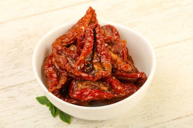 Fesleğen yapraklı kuru domates.