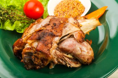 Kavrulmuş domuz diz dijon hardal sos ile