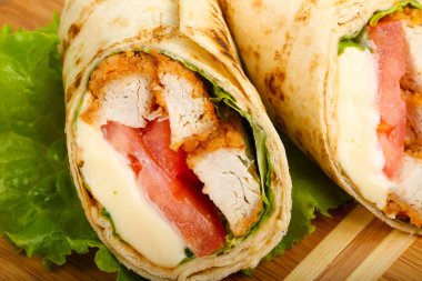 Tavuk ekmek rulo salata yaprakları ile