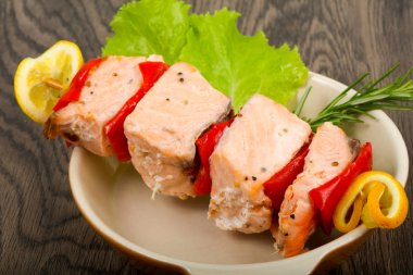 Biber ve limon ile som balığı şiş