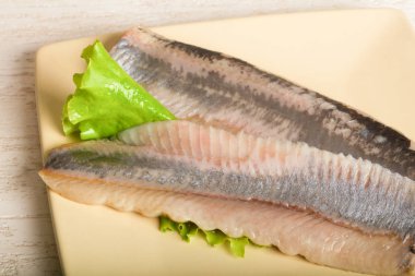 Ringa balığı filetosu salata üzerine bırakır - hazır yemek için