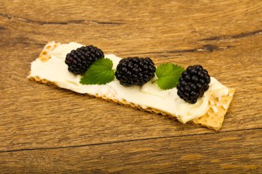 Yumuşak peynir, böğürtlen ve yaprakları tost