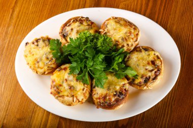 Otlar peynir ile doldurulmuş champignon hizmet