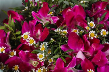 Çeşitli çiçek ile romantik buket