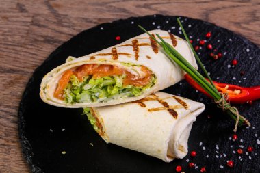 Somon soğan ve kırmızı biber servis tortilla rulo