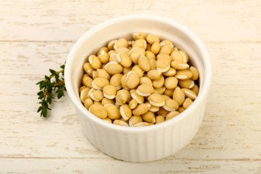 Kase ahşap arka plan üzerinde çiğ beyaz fasulye