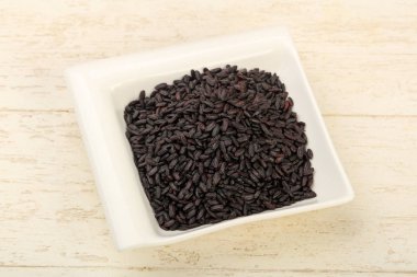 Kase ahşap arka plan üzerinde siyah yabani pirinç