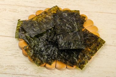 Ahşap arka plan üzerinde fiş gevrek Nori yaprak