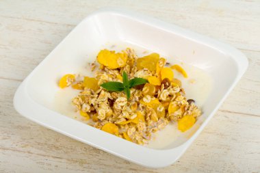 Muz, fındık ve nane ile müsli