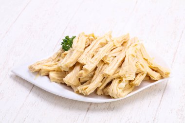 Kore kuşkonmaz yığın kabın içinde