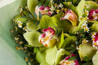 Çeşitli çiçek ile romantik buket