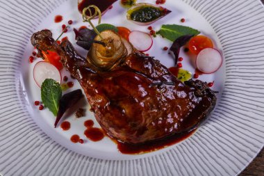 Ördek bacak armut ve sos ile