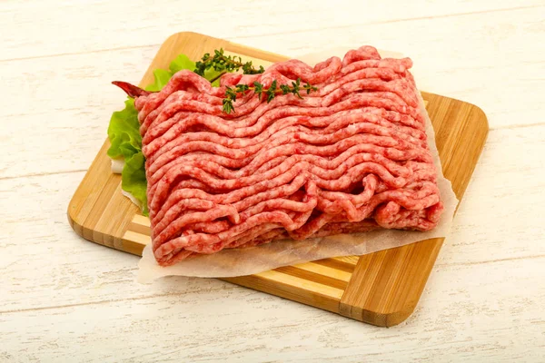 生牛肉肉用百里香和辣椒 — 图库照片