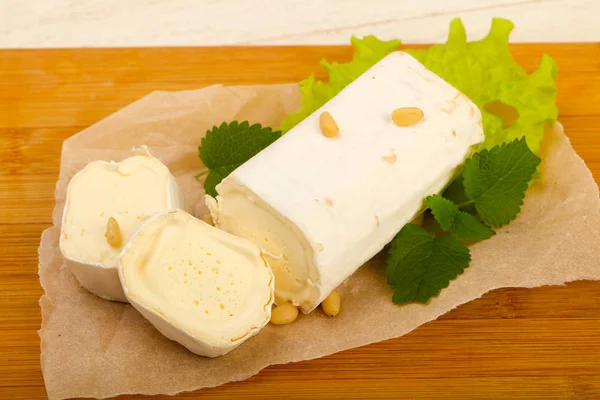Rolo Queijo Brie Com Nozes Cedro — Fotografia de Stock