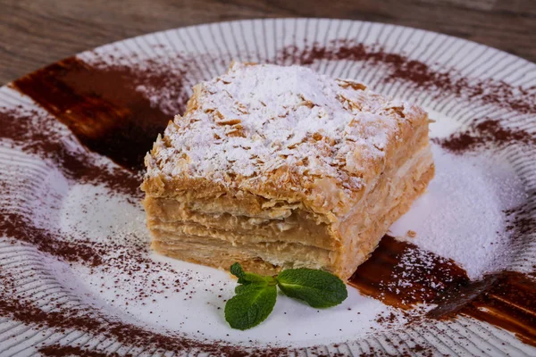 Bolo Napoleão Saboroso Servido Folhas Hortelã — Fotografia de Stock