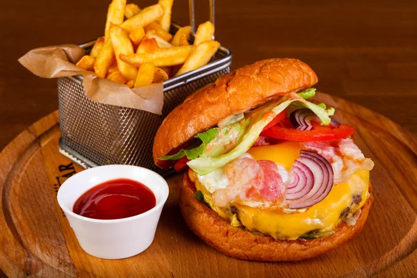 Hamburger Mit Bratkartoffeln Und Sauce — Stockfoto