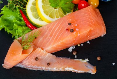 Baharat ile tuzlanmış somon fileto